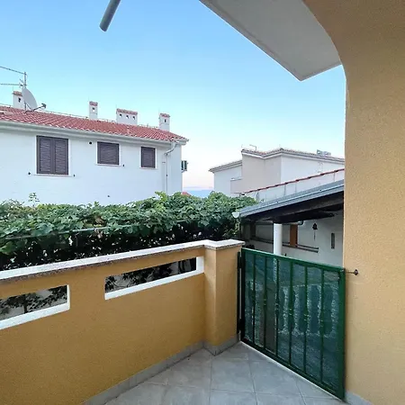 In Mit Eigener Terrasse By Interhome Διαμέρισμα Baška